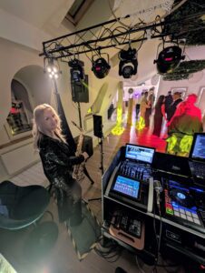 Profesjonalne stanowisko DJ i wodzireja z oświetleniem scenicznym i saksofonem